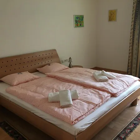 Grosszügige Am Waldrand *