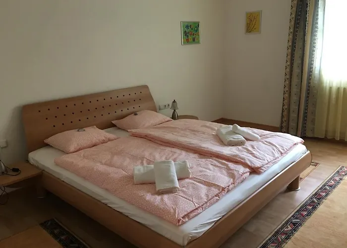 Grosszuegige Am Waldrand *